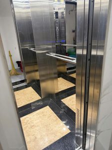 mặt tiền có thang máy